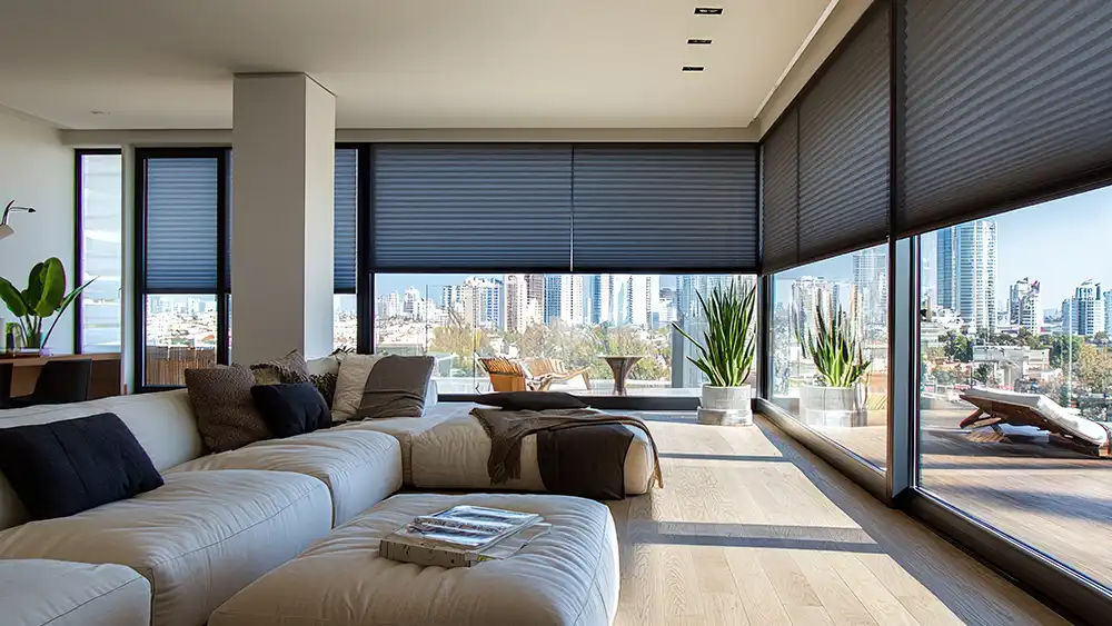 Extra große Plissees in einer modernen Wohnung, mit einer 50-mm-Falte, die Privatsphäre von oben nach unten und von unten nach oben bietet und einen eleganten, modernen Look hat.