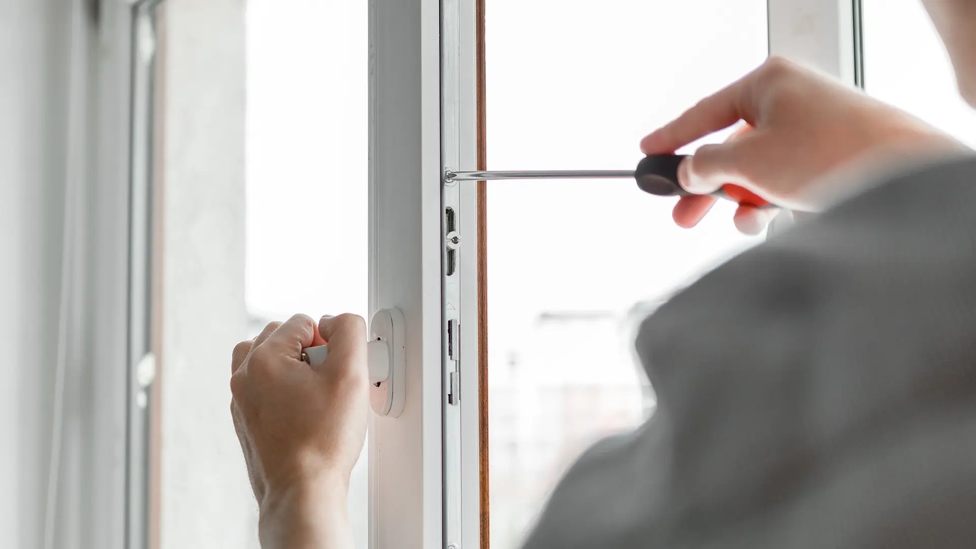 Der Arbeiter beim Einbau und der Kontrolle der Fenster im Haus