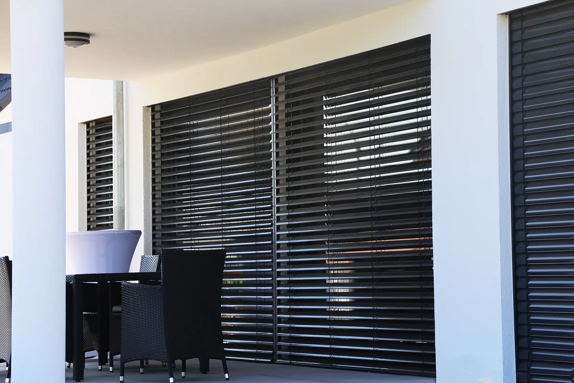 Fenster mit moderner Jalousie, Außenaufnahme