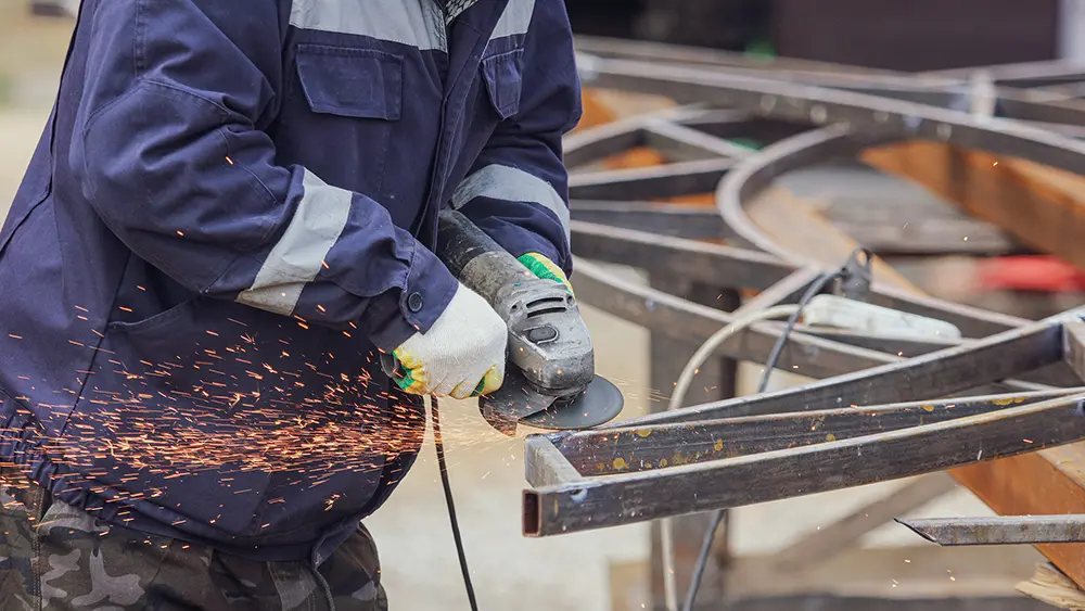 Funken beim Schneiden von Metall auf einer Baustelle